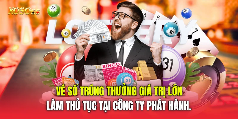 Vé số trúng thưởng giá trị lớn làm thủ tục tại công ty phát hành.